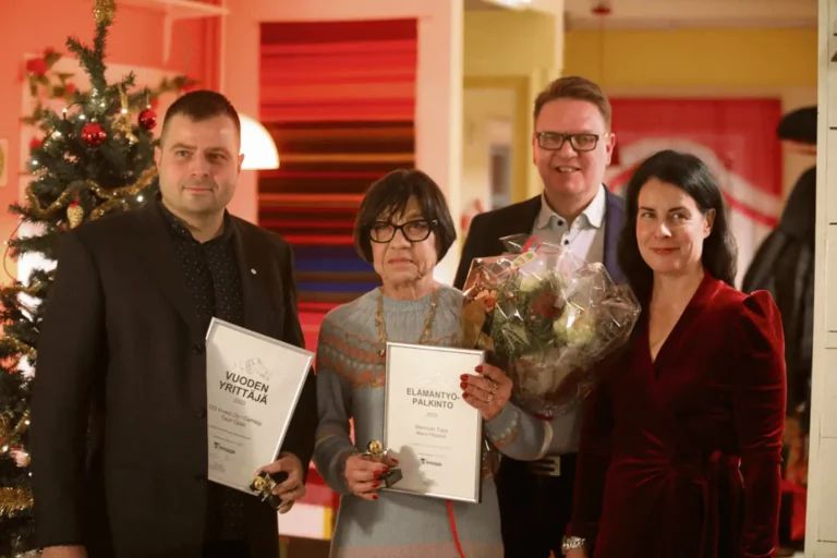 Read more about the article Olemme saaneet Kirkkonummen Vuoden Yrittäjä 2023 palkinnon.